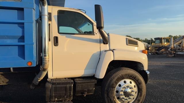 Image of GMC C8500 equipment image 3