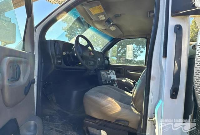 Image of GMC C8500 equipment image 1
