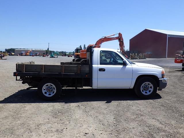 Image of GMC Sierra 1500 equipment image 2