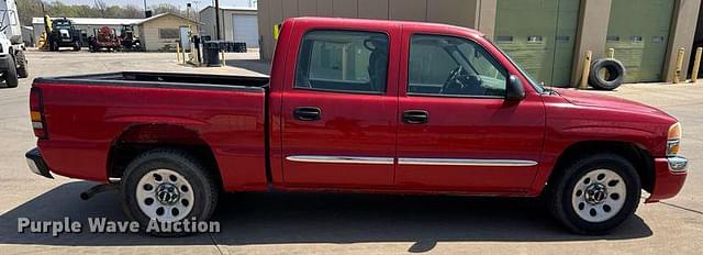 Image of GMC Sierra 1500 equipment image 3