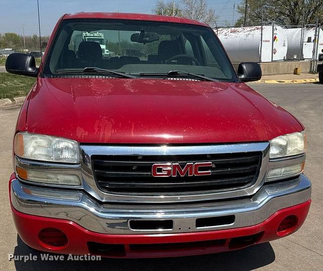 Image of GMC Sierra 1500 equipment image 1