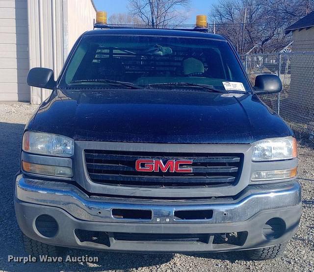 Image of GMC Sierra 1500 equipment image 1