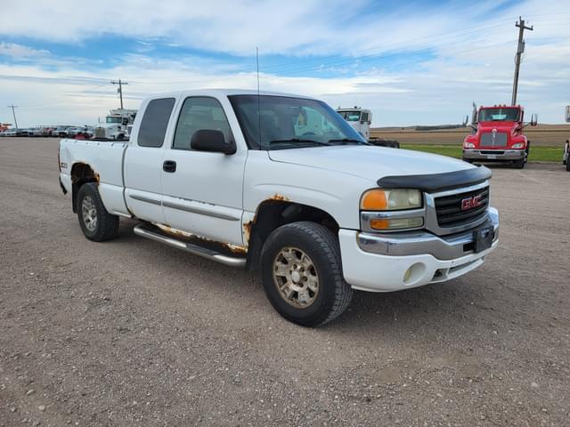 Image of GMC Sierra 1500 equipment image 1