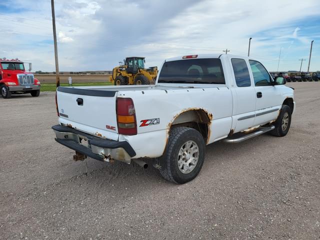 Image of GMC Sierra 1500 equipment image 2