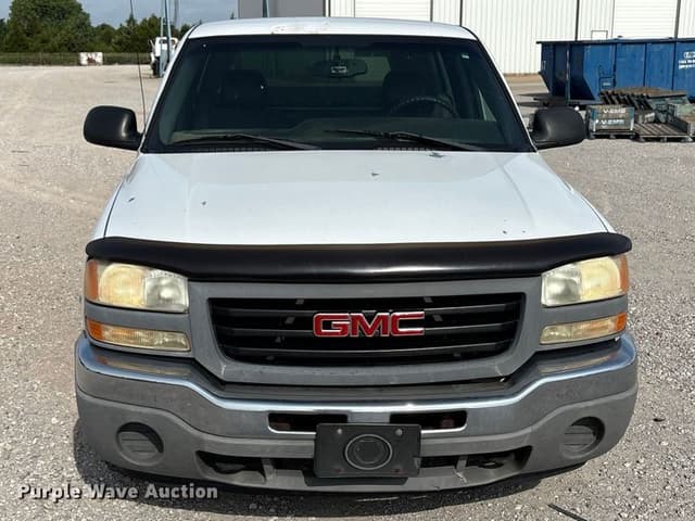 Image of GMC Sierra 1500 equipment image 1