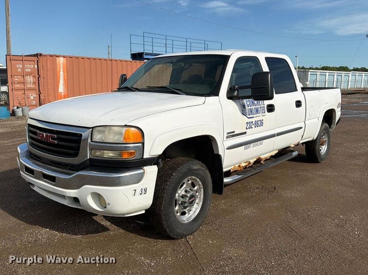 2006 GMC 2500HD Equipment Image0
