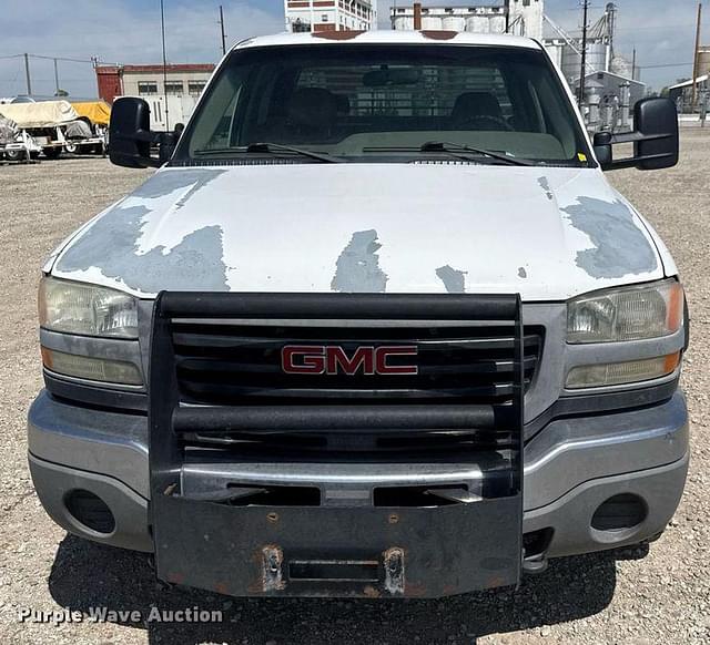Image of GMC 2500HD equipment image 1