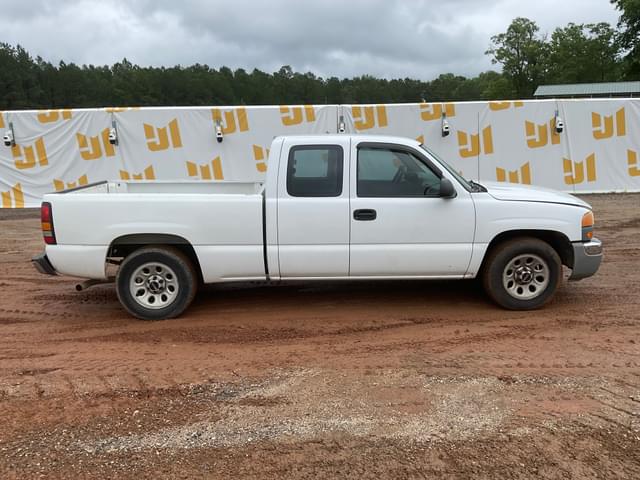 Image of GMC Sierra equipment image 3