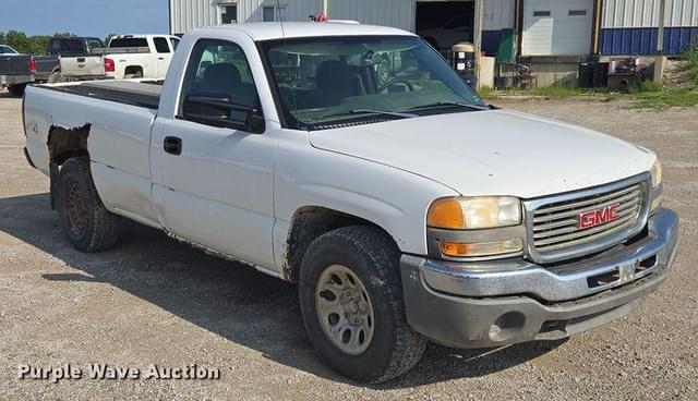 Image of GMC Sierra 1500 equipment image 2