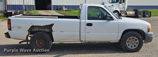 Image of GMC Sierra 1500 equipment image 3