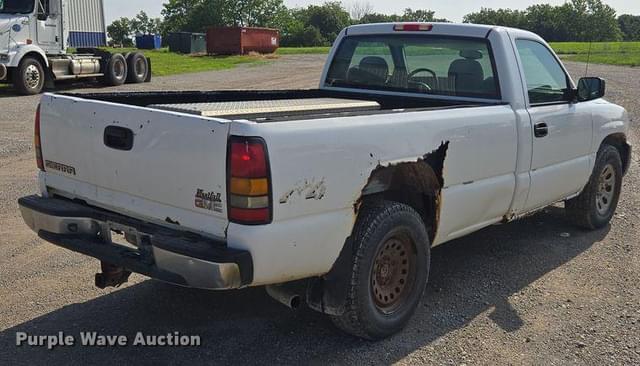 Image of GMC Sierra 1500 equipment image 4