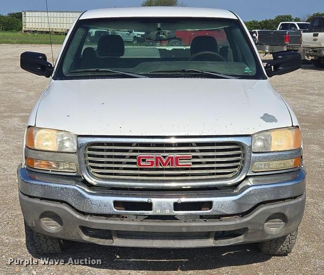 Image of GMC Sierra 1500 equipment image 1