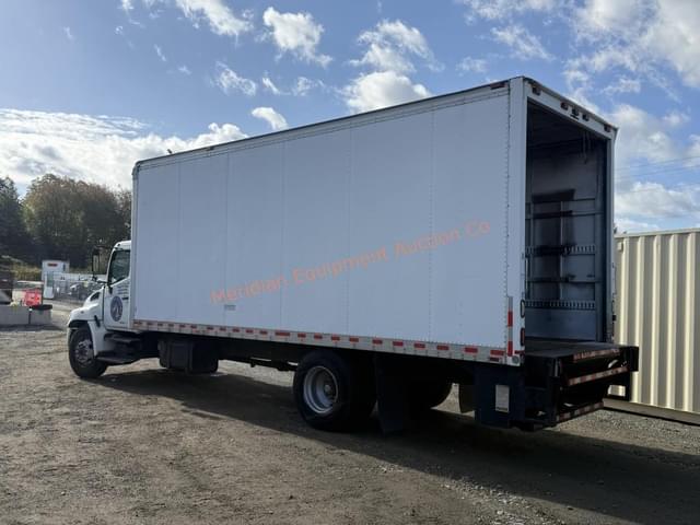 Image of Hino 268 equipment image 4