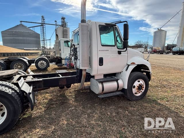 Image of International 4400 equipment image 2