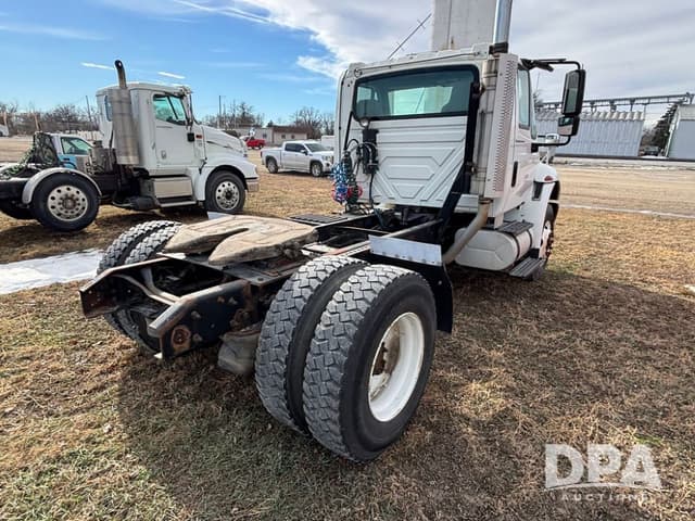 Image of International 4400 equipment image 4