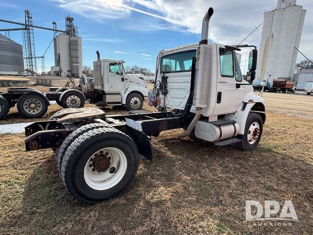 Image of International 4400 equipment image 3