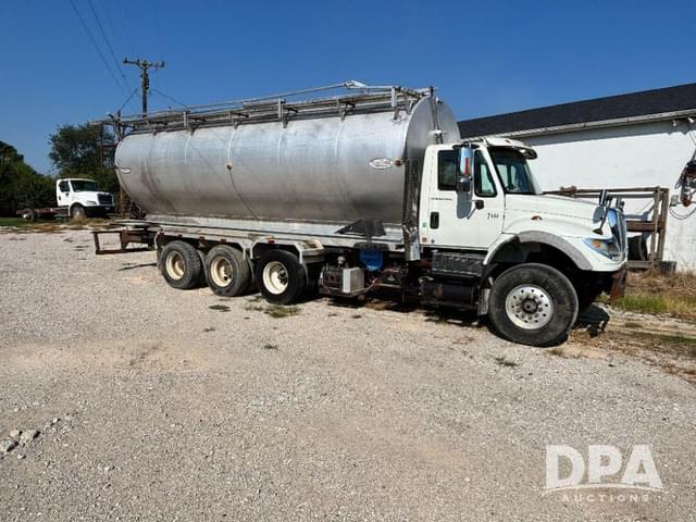 Image of International 7600 equipment image 1