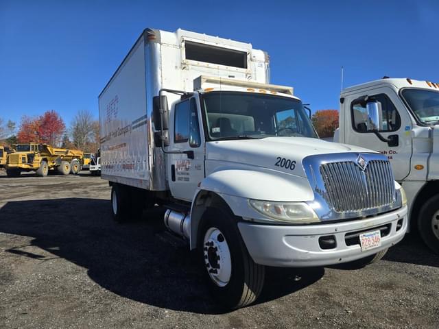 Image of International 4200 equipment image 2