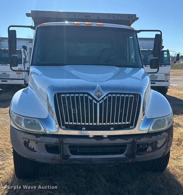 Image of International 4200 equipment image 1