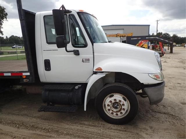 Image of International 4300 equipment image 3