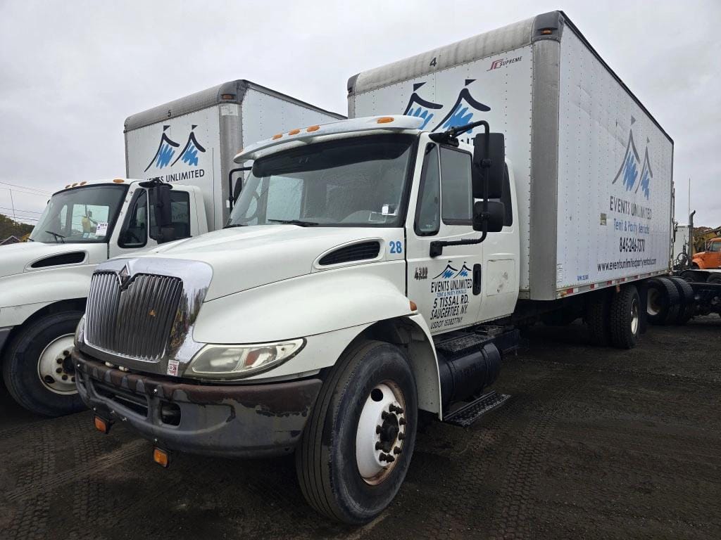 2006 International 4300 Equipment Image0