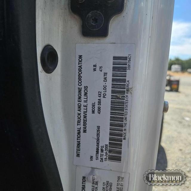 Image of International 4300 equipment image 3