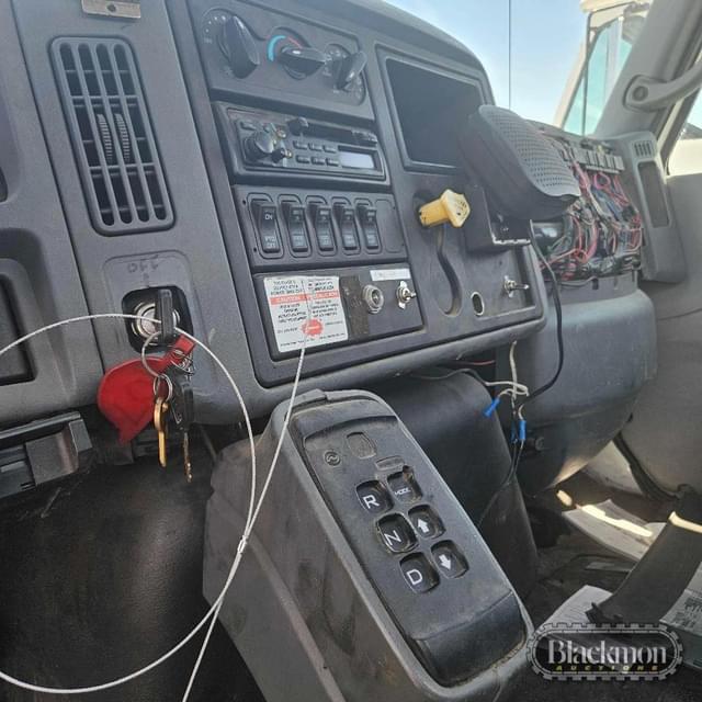 Image of International 4300 equipment image 4