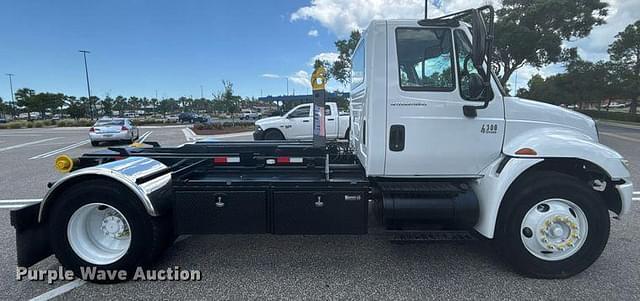 Image of International 4300 equipment image 3