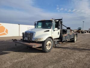 2006 International 4300 DT466 Image