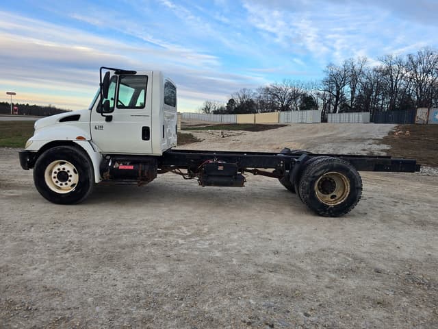 Image of International 4300 equipment image 4