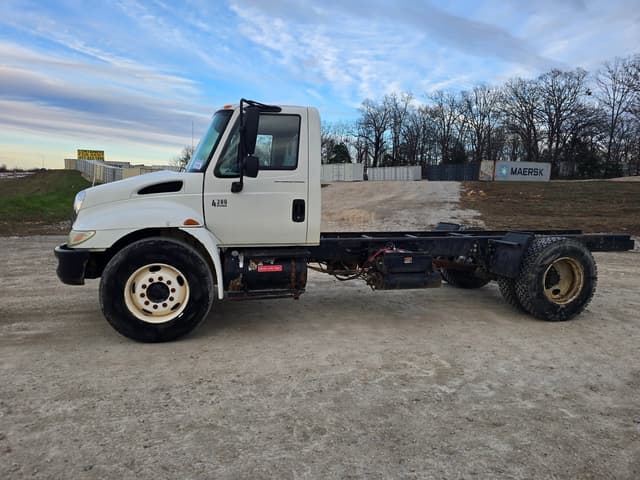 Image of International 4300 equipment image 3