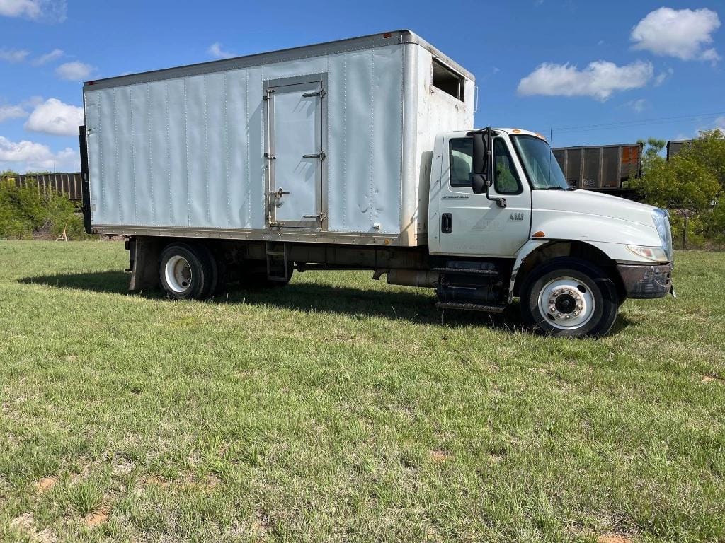 2006 International 4300 Equipment Image0