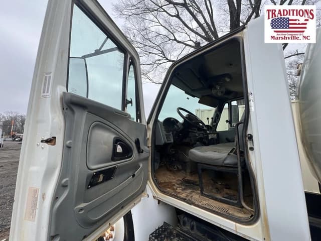 Image of International 4300 SBA equipment image 4