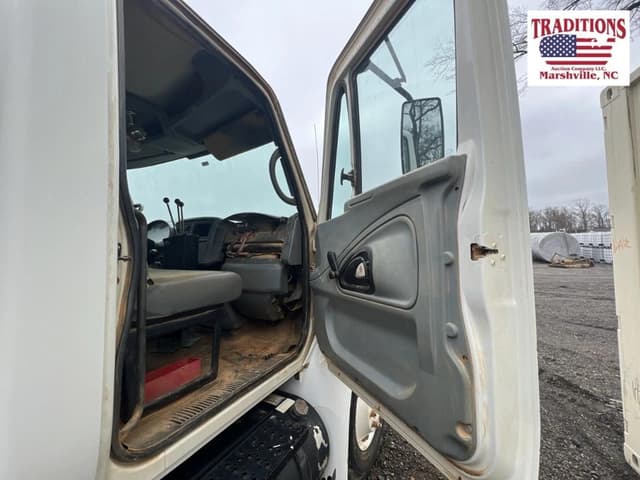 Image of International 4300 SBA equipment image 2