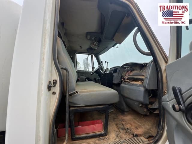 Image of International 4300 SBA equipment image 3