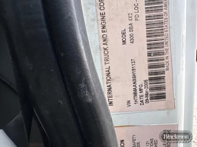 Image of International 4300 equipment image 4