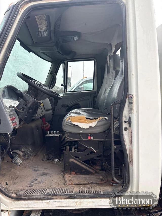 Image of International 4300 equipment image 3