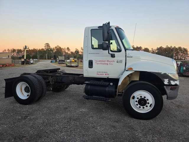 Image of International 4400 equipment image 3