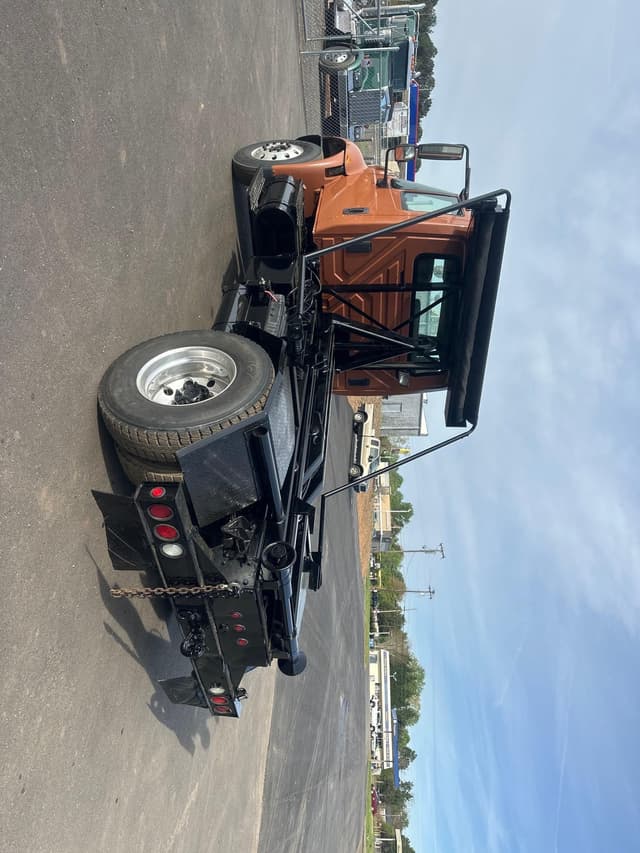 Image of International 4400 equipment image 3