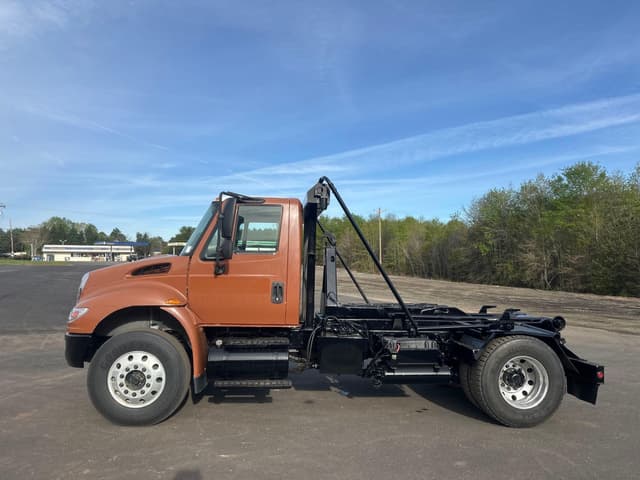 Image of International 4400 equipment image 1