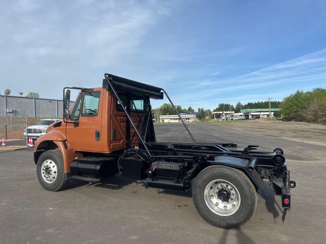 Image of International 4400 equipment image 2