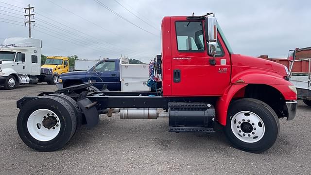 Image of International 4400 equipment image 3