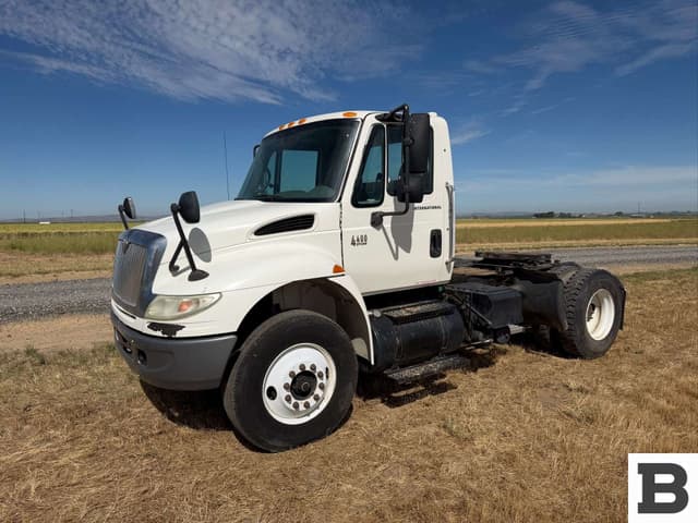 Image of International 4400 equipment image 4