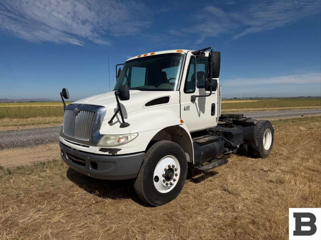 Image of International 4400 equipment image 3