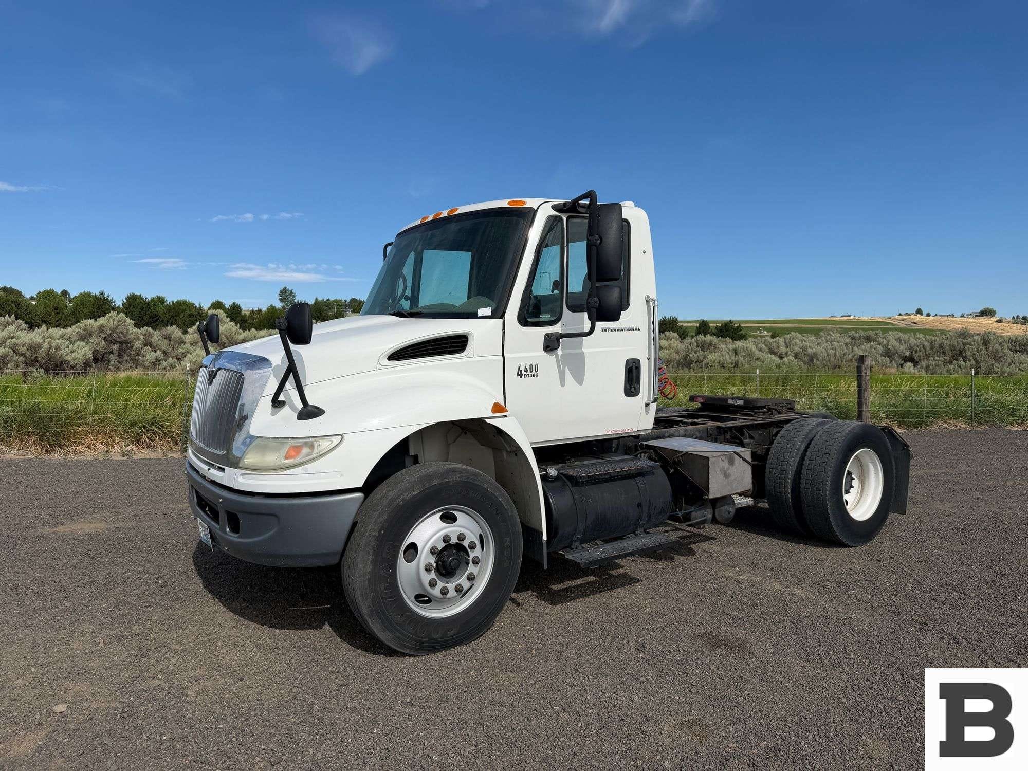 2006 International 4400 Equipment Image0