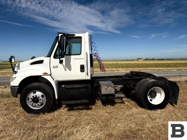 Image of International 4400 equipment image 3