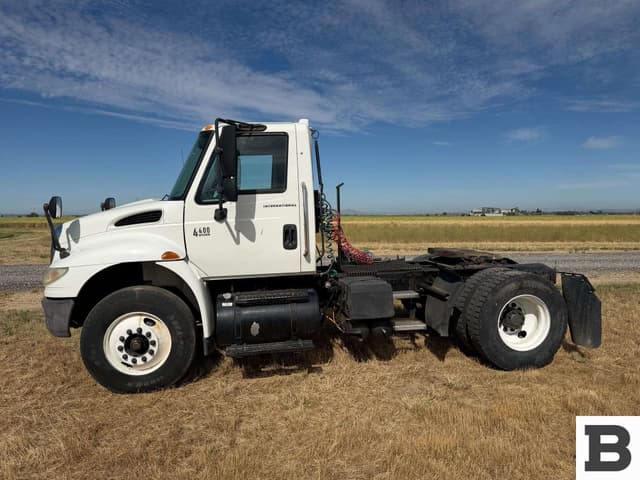 Image of International 4400 equipment image 4