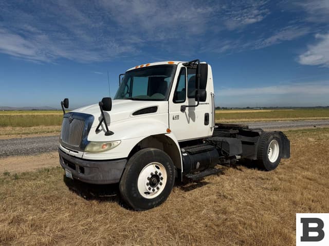 Image of International 4400 equipment image 3