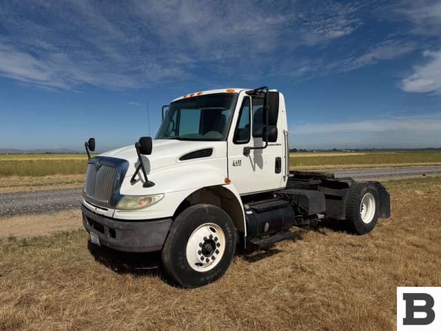 Image of International 4400 equipment image 2