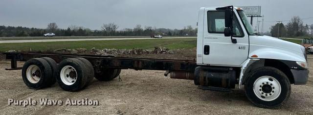 Image of International 4400 equipment image 3